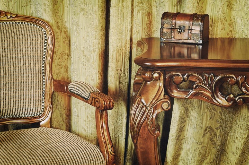 Vintage chair, table and coffret